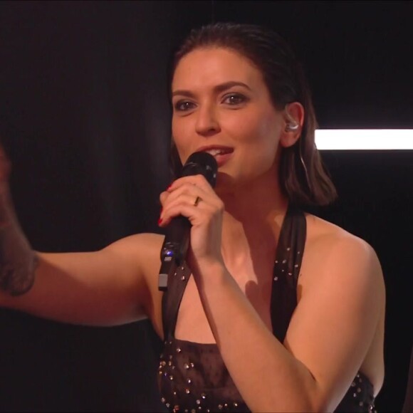 Ce dernier a toutefois plus tard retrouvé le sourire, auprès de Lucie Bernardoni entre autres.
Lucie Bernardoni pendant la finale de la "Star Academy", TF1