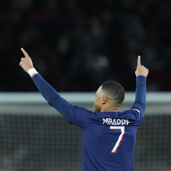 Kylian Mbappé (7) (Paris St Germain (PSG)) - Match de football en ligue 1 Uber Eats : Le PSG (Paris Saint-Germain) l'emporte 3 - 1 face à Metz au Parc des Princes à Paris le 20 décembre 2023. © Glenn Gervot / Panoramic / Bestimage 