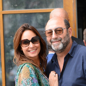 Julia Vignali et son mari Kad Merad - Mariage de Claude Lelouch à la mairie du 18ème à Paris. Le 17 juin 2023