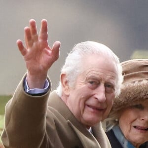 Le roi Charles III d'Angleterre et Camilla Parker Bowles, reine consort d'Angleterre, lors de la messe dominicale en l'église St-Mary Magdalene à Sandringham, le 4 février 2024.