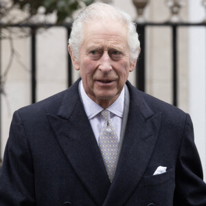 Le roi Charles III est atteint d'un cancer.
Le roi Charles III d'Angleterre quitte l'hôpital avec la reine consort Camilla après y avoir subi une opération de la prostate. Londres.
