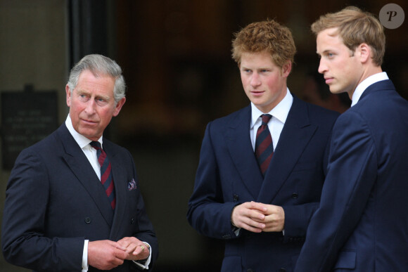 Le prince Harry doit faire cette semaine le voyage depuis la Californie pour lui rendre visite.
Le roi Charles III avec ses files, les princes Harry et William au 10e anniversaire de la princesse Lady Di.