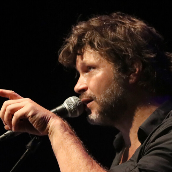 Aujourd'hui, l'artiste de 59 ans mène une vie relativement paisible et divise son quotidien entre ses deux maisons, dont l'une se situe en la capitale girondine et l'autre dans les Landes.
Exclusif - Bertrand Cantat à Cenon, le 22 septembre 2016. © Patrick Bernard/ Bestimage