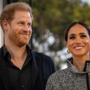 Il a laissé Meghan et ses enfants en Californie pour venir voir son père.
Le prince Harry, duc de Sussex et Meghan Markle, duchesse de Sussex, remettent un prix honorifique à Kevin Costner lors de son gala de charité One805 Live, organisé sur son terrain de polo à Summerland près de Santa Barbara, le 22 septembre 2023.