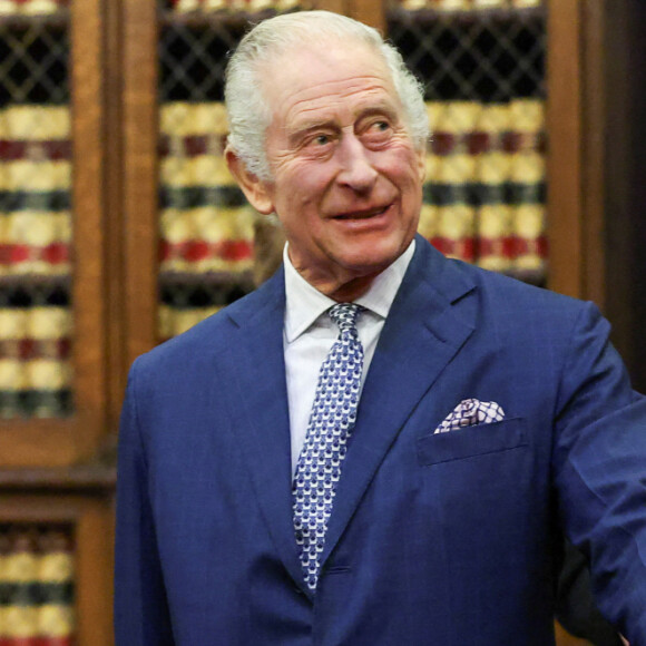 Info - Le roi Charles III d'Angleterre, hospitalisé la semaine prochaine en raison d'une hypertrophie "bénigne" de la prostate - le roi Charles III visite les cours royales de justice du centre de Londres pour célébrer le travail du Service des cours et tribunaux de sa Majesté avec le personnel et les bénévoles des cours royales de justice. 