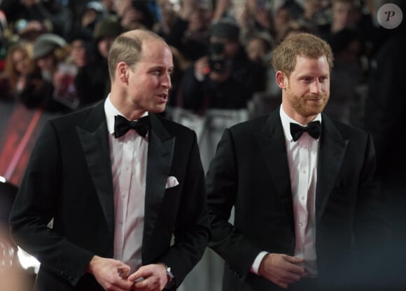 Le prince William, duc de Cambridge, et le prince Harry à la première de Star Wars, épisode VIII : Les Derniers Jedi au Royal Albert Hall à Londres, le 12 décembre 2017