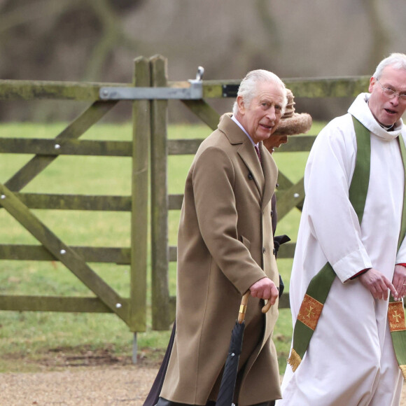 Le roi Charles III d'Angleterre et Camilla Parker Bowles, reine consort d'Angleterre, lors de la messe dominicale en l'église St-Mary Magdalene à Sandringham, le 4 février 2024. 