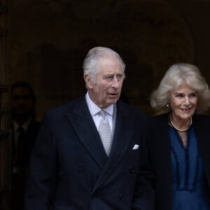 Le roi Charles III d'Angleterre quitte l'hôpital avec la reine consort Camilla après y avoir subi une opération de la prostate. Londres, le 29 janvier 2024. 