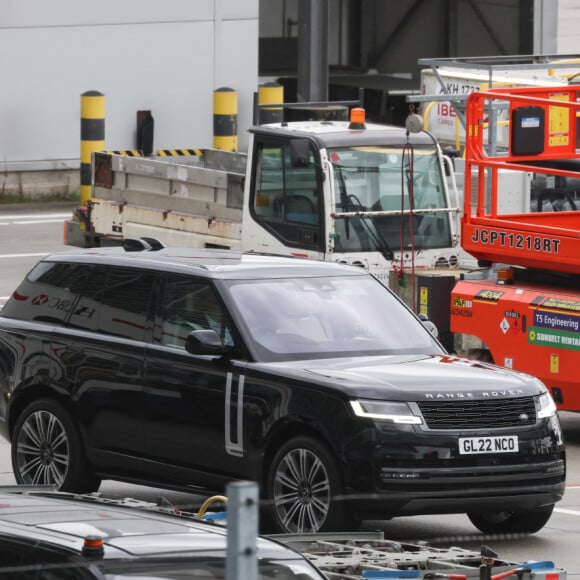 Le prince Harry est de retour au Royaume-Uni pour être aux côtés de son père le roi Charles III, , suite à l'annonce de son cancer par le Palais de Buckingham. Le duc de Sussex a quitté l'aéroport international de Los Angeles hier soir et est arrivé à Londres aujourd'hui vers midi, le 6 février 2024. Il est en route pour être avec son père, qui se trouve actuellement à Clarence House.  Prince Harry has arrived back in the UK to be by his father King Charles' side following his cancer diagnosis. The Duke of Sussex left Los Angeles International Airport last night and arrived in London around lunchtime today and is pictured here heading to be with his dad, who is currently at Clarence House. 