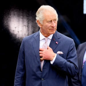 Le roi Charles III d'Angleterre - Le couple royal britannique, en visite en France du 20 au 22 septembre 2023, rencontre les membres de l'équipe de restauration de la cathédrale Notre-Dame de Paris. Cette dernière a été ravagée par un incendie en 2019. © Jacovides / Moreau / Bestimage 