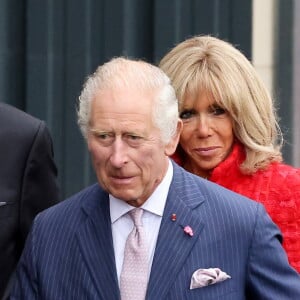 La première dame, Brigitte Macron, Le roi Charles III d'Angleterre - Le couple royal britannique, en visite en France du 20 au 22 septembre 2023, rencontre les membres de l'équipe de restauration de la cathédrale Notre-Dame de Paris. Cette dernière a été ravagée par un incendie en 2019. © Jacovides / Moreau / Bestimage 