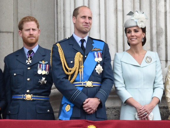 Heureusement, le souverain comme son cousin de Serbie est très soutenu par sa famille.
Le prince Harry, duc de Sussex, le prince William, duc de Cambridge, Kate Catherine Middleton, duchesse de Cambridge - La famille royale d'Angleterre lors de la parade aérienne de la RAF pour le centième anniversaire au palais de Buckingham à Londres. Le 10 juillet 2018 