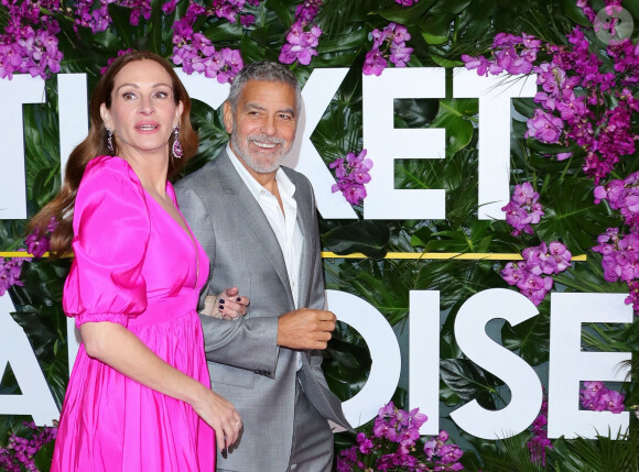 Dans  "Ticket To Paradise", il est en couple avec Julia Roberts.
George Clooney, Julia Roberts - Première du film "Ticket To Paradise" à Los Angeles, le 17 octobre 2022.