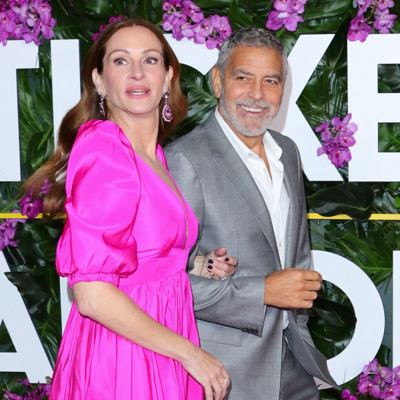 Dans  "Ticket To Paradise", il est en couple avec Julia Roberts.
George Clooney, Julia Roberts - Première du film "Ticket To Paradise" à Los Angeles, le 17 octobre 2022.