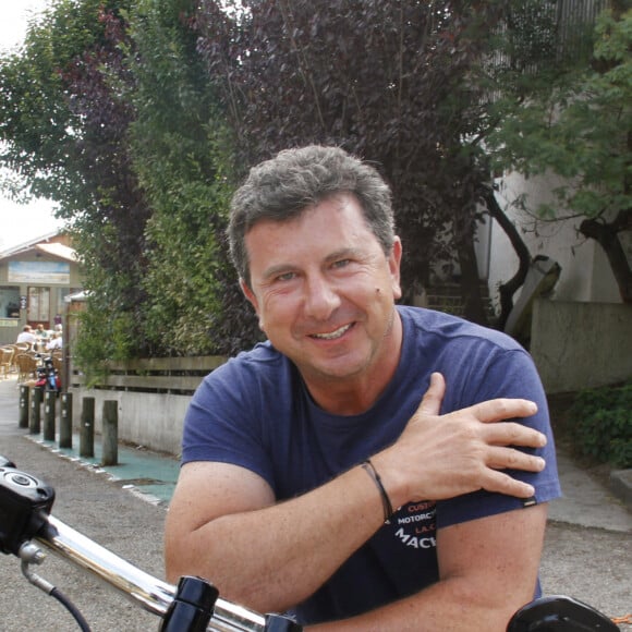 Exclusif - L'enfant du pays, Pascal Bataille, ancien animateur vedette de TF1 propriétaire de l'hôtel haut de gamme "Coté Sable" sur le front de mer du Cap-Ferret, essaye sa toute nouvelle Harley Davidson sur les routes du bassin d'Arcachon, au Cap-Ferret, France, le 29 août 2018. © Patrick Bernard-Guilaume Collet/Bestimage