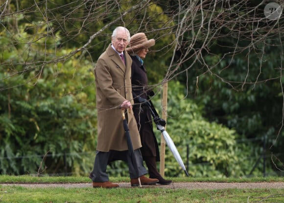 Le roi Charles III d'Angleterre et Camilla Parker Bowles, reine consort d'Angleterre, lors de la messe dominicale en l'église St-Mary Magdalene à Sandringham, le 4 février 2024. 