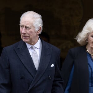 Le roi Charles III d'Angleterre quitte l'hôpital avec la reine consort Camilla après y avoir subi une opération de la prostate. Londres, le 29 janvier 2024. 