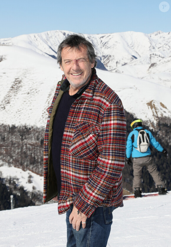 Jean-Luc Reichmann découvre la station de Luchon et rencontre de jeunes skieurs. Il présente sa série " Leo Mattéi, brigade des mineurs" lors de la 25ème Edition du Festival TV de Luchon, France. Le 4 Fevrier 2023. © Patrick Bernard / Bestimage