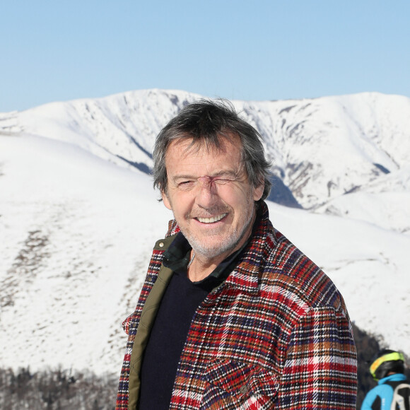 Jean-Luc Reichmann découvre la station de Luchon et rencontre de jeunes skieurs. Il présente sa série " Leo Mattéi, brigade des mineurs" lors de la 25ème Edition du Festival TV de Luchon, France. Le 4 Fevrier 2023. © Patrick Bernard / Bestimage