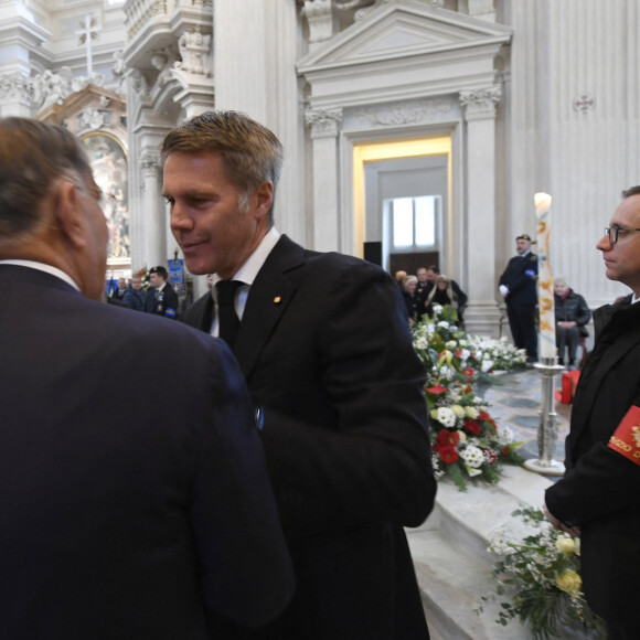Le temps passe mais le choc est difficile à encaisser pour son fils, le prince Emmanuel-Philibert de Savoie...
Ignazio La Russa, président du Sénat italien et le prince Emmanuel-Philibert de Savoie - Veillée funèbre du prince Victor-Emmanuel de Savoie, en l'Eglise de Sant'Uberto à Turin, le 9 février 2024.