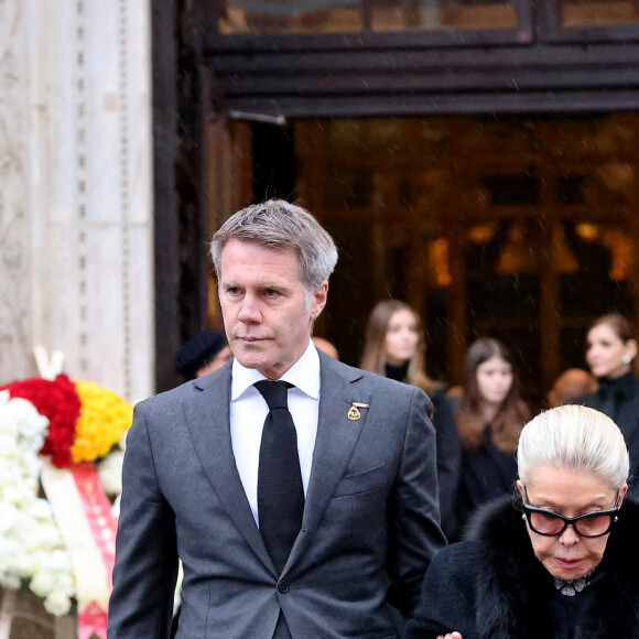 "C'est un grand réconfort pour moi de savoir que grâce à la foi, notre dialogue ne sera pas interrompu", écrit son fils unique. "Il peut encore se poursuivre aujourd'hui."
Le prince Emmanuel-Philibert de Savoie et sa mère Marina Ricolfi-Doria - Sorties des funérailles du prince Victor Emmanuel de Savoie en la cathédrale Saint-Jean-Baptiste de Turin le 10 février 2024. © Dominique Jacovides/Bestimage