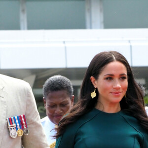 Le prince Harry, duc de Sussex, et Meghan Markle, duchesse de Sussex (enceinte) assistent à une cérémonie traditionnelle fidjienne à la dernière étape de leur voyage officiel aux Fidji, à Nadi, Fidji, le 25 octobre 2018. Le duc et la duchesse de Sussex ont assisté à l'inauguration d'une statue en mémoire de Talaiasi Labalaba (1942-1972), héros militaire originaire des Fidji qui servait dans les SAS au sultanat d'Oman lors d'une attaque. Sa bravoure (il continua à vider son chargeur malgré le fait qu'il avait été touché à la mâchoire) permit que le commandement britannique puisse repousser les assaillants. Il est inhumé en Angleterre. 