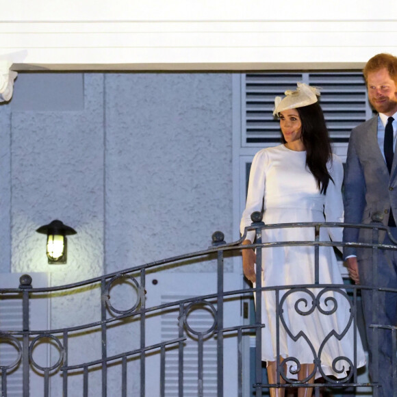 Le prince Harry, duc de Sussex et sa femme Meghan Markle, duchesse de Sussex (enceinte) au balcon du Grand Pacific Hotel à Suva aux îles Fidji dans le cadre de leur voyage officiel, le 23 octobre 2018. 