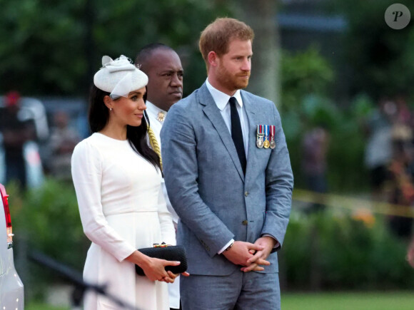 Le prince Harry, duc de Sussex et sa femme Meghan Markle, duchesse de Sussex (enceinte) lors d'une cérémonie aux îles Fidji au Albert Park dans le cadre de leur voyage officiel, le 23 octobre 2018. Le prince Harry, duc de Sussex a reçu une tasse de kava lors de cette cérémonie d'accueil. 