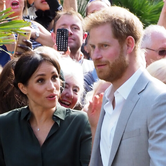 Harry et Meghan méritent une couronne : celle de la maladresse
Le prince Harry, duc de Sussex, et Meghan Markle, duchesse de Sussex sont accueillis par des enfants lors de leur visite au Brighton Pavilion à Brighton