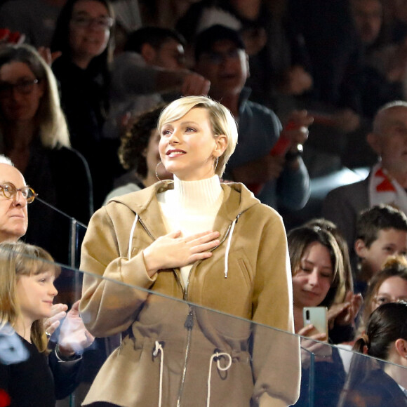 …de développer l'une des missions prioritaires de My Foundation pour promouvoir le bien-être et aider les enfants à se développer projets et activités sportives."
Le prince Albert II de Monaco et la princesse Charlene sont venus soutenir l’AS Monaco contre Fenerbahce Beko Istanbul lors d’un match de basket en Turkish Airlines EuroLeague Regular Season le 2 février 2024 à la salle Gaston Medecin. © Dylan Meiffret / Nice Matin / Bestimage