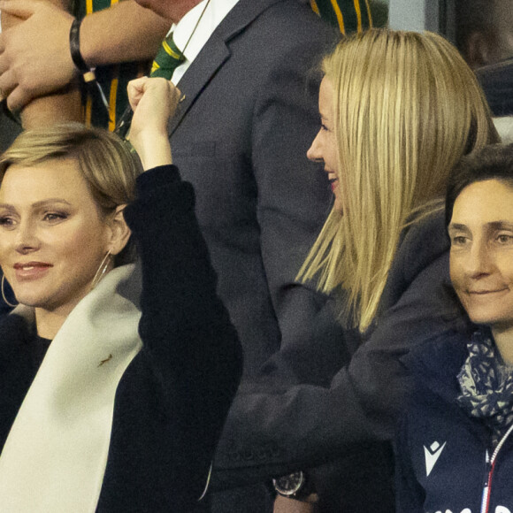 Le prince Albert II de Monaco, la princesse Charlène de Monaco et Amélie Oudéa-Castéra, ministre des Sports et des Jeux olympiques et paralympiques, dans les tribunes lors de la demi-finale de la Coupe du Monde de Rugby opposant l'Angleterre à l'Afrique du Sud (15 - 16) au Stade de France à Saint-Denis, France, le 21 octobre 2023. © Cyril Moreau/Bestimage