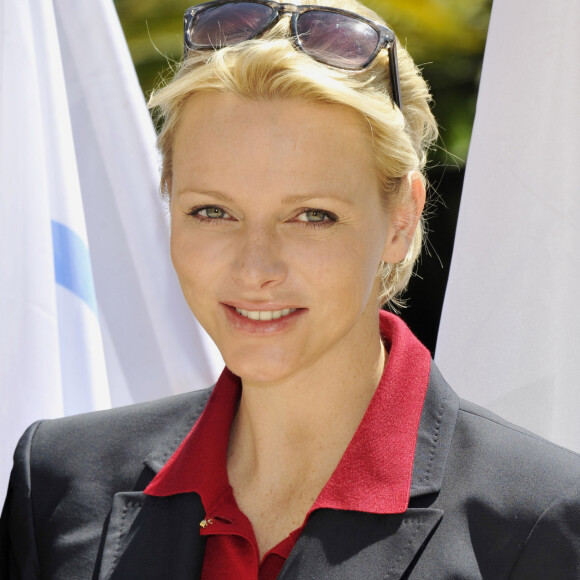 Parfaitement habillée, Charlene de Monaco a un message à faire passer avant tout : "Le sport inspire et nous donne de l'espoir, il peut unir les peuples et les nations."
Le prince Albert II de Monaco et sa femme la princesse Charlene lors de la présentation de l'équipe de Monaco pour les JO 2012