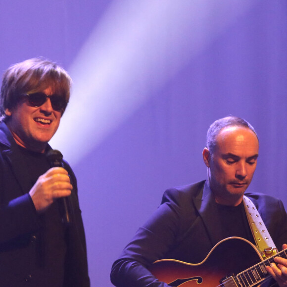 Exclusif - Thomas Dutronc et son guitariste Rocky - 16ème Gala de la Fondation " Recherche Alzheimer " à l'Olympia à Paris. Le 20 mars 2023 © Bertrand Rindoff Petroff / Bestimage 
