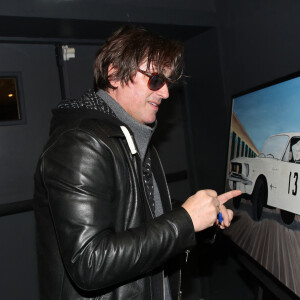 Exclusif - Thomas Dutronc signe le tableau qui sera offert à Claude Lelouch Backstage - Spectacle symphonique Claude Lelouch "D'un film à l'autre" au Palais des Congrès de Paris le 14 novembre 2022. Pour Fêter ses 85 ans et 60 de carrière, Claude Lelouch a créé un ciné-concert, "Claude Lelouch - D'un film à l'autre", dans lequel la musique de ses films est jouée par l'orchestre philharmonique de Prague, au Palais des Congrès à Paris. Sur le gâteau, son chiffre fétiche : 13 car 85 ans (8+5 = 13). Claude Lelouch associe le 13 à toute sa vie professionnelle : sa société "Les films 13" et son cinéma, le "Club 13. © Moreau / Rindoff / Bestimage 