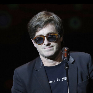 Exclusif - Thomas Dutronc lors de la soirée L'année de la déprime (et même un peu plus...) aux Folies Bergère à Paris le 29 novembre 2021. © Alain Guizard / Bestimage 