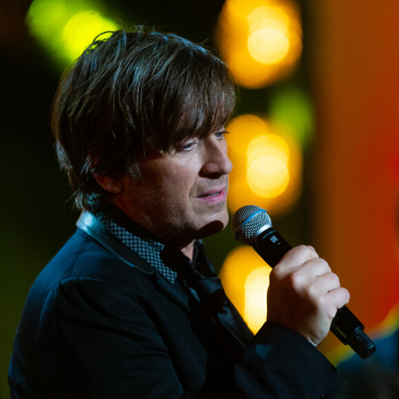 Exclusif - Thomas Dutronc - Enregistrement de l'émission "Chantons Aznavour" aux Folies Bergère à Paris, diffusée le 10 décembre à 21h05 sur France 3 Avec 180 millions de disques vendus à travers le monde, plus de 80 ans de carrière et quelque 1 300 chansons à son actif, Charles Aznavour est une légende de la chanson française. Dany Brillant, l'un de ses admirateurs inconditionnels, lui rendra hommage lors d'une soirée exceptionnelle sur France 3. Entouré d'une pléiade d'artistes, Dany Brillant animera en qualité de maître de cérémonie ce show. Il fera résonner la voix de celui qu'il considère comme son père spirituel, en reprenant les plus grandes chansons de Charles Aznavour sur la magnifique scène des Folies Bergère. Certains ont eu la chance de le connaître, d'autres, de collaborer le temps d'une chanson... Au détour de reprises inédites en duo ou en solo, ils nous feront partager leurs souvenirs, leurs émotions et leur bonheur d'avoir croisé la route de celui qu'ils présentent comme le " patron ". De la musique... et des images. À travers des documents d'archives rares et pour certains inédits, nous retracerons la vie de l'artiste français le plus connu au monde : ses débuts difficiles, sa rencontre avec le succès, sa passion pour le jazz et... le rap, ses engagements, sa carrière internationale, ses duos célèbres... © Pierre Perusseau / Bestimage 