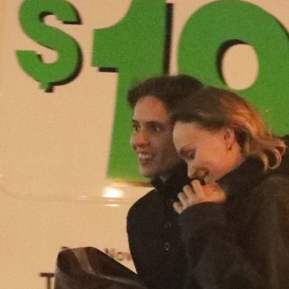 Exclusif - Lily-Rose Depp et sa compagne 070 Shake, tendres et complices, quittent le restaurant Pace à Los Angeles, le 30 novembre 2023. 