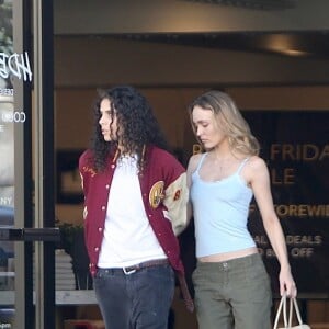Et qu'elles s'amusent bien !
Lily-Rose Depp et sa petite amie 070 Shake (Danielle) - Shopping à Los Angeles