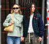 Après un an de relation.
Exclusif - Lily-Rose Depp et sa compagne 070 Shake (Danielle Balbuena) se baladent main dans la main à New York. 