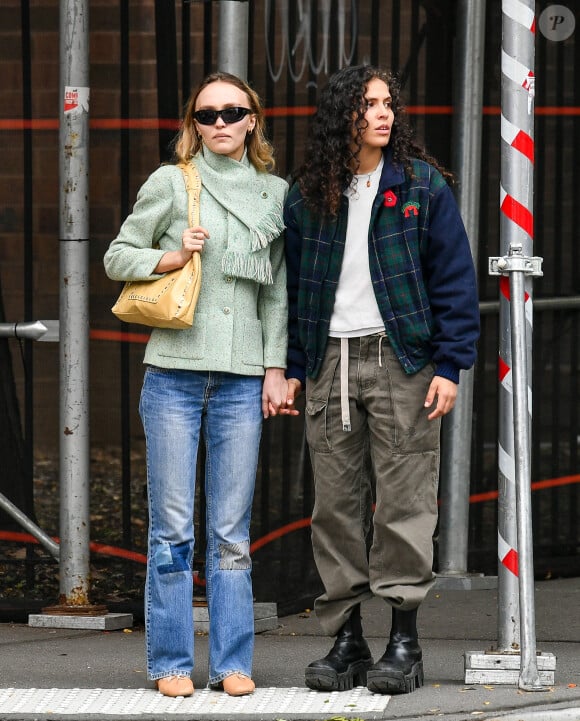Après un an de relation.
Exclusif - Lily-Rose Depp et sa compagne 070 Shake (Danielle Balbuena) se baladent main dans la main à New York. 