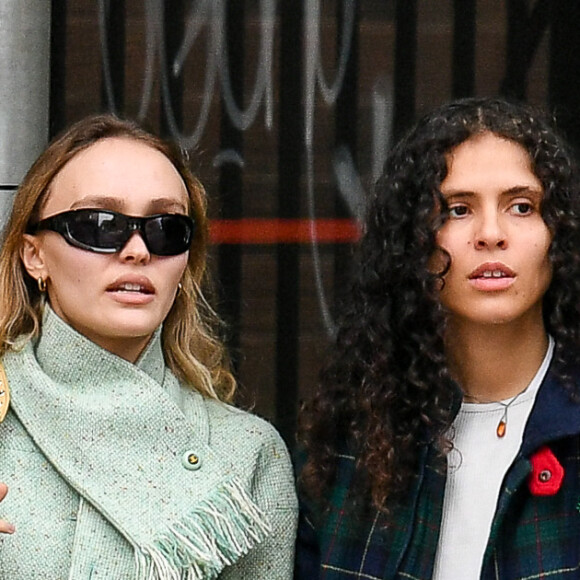 Exclusif - Lily-Rose Depp et sa compagne 070 Shake (Danielle Balbuena) se baladent main dans la main à New York le 27 octobre 2023. 