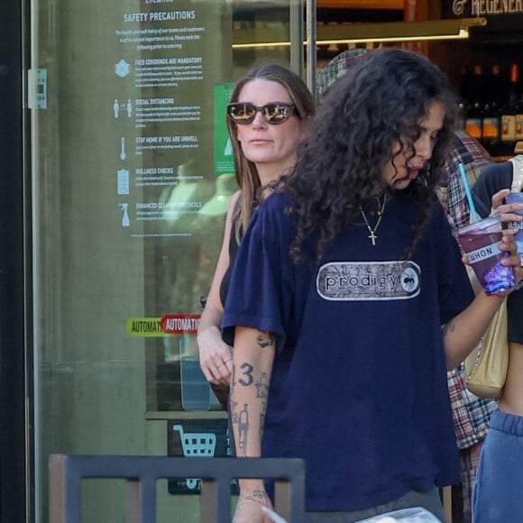Lily-Rose Depp et sa petite amie 070 Shake (Danielle) - shopping à Los Angeles