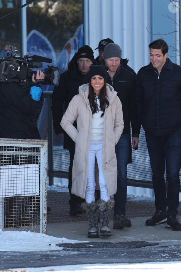 Un séjour original, qu'ils ne sont pas prêts d'oublier !
Le prince Harry, duc de Sussex et Meghan Markle, duchesse de Sussex, en visite au camp d'entrainement des athlètes des Invictus Games 2024 à Whistler en Colombie Britannique, le 14 février 2024. 