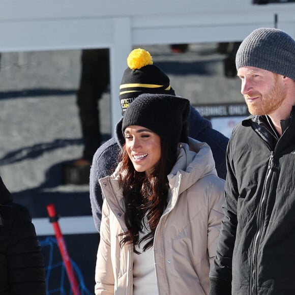 Malgré le look parfait de Meghan Markle.
Le prince Harry, duc de Sussex et Meghan Markle, duchesse de Sussex, en visite au camp d'entrainement des athlètes des Invictus Games 2024 à Whistler en Colombie Britannique, le 14 février 2024. 