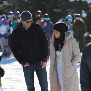 Le prince Harry, duc de Sussex et Meghan Markle, duchesse de Sussex, en visite au camp d'entrainement des athlètes des Invictus Games 2024 à Whistler en Colombie Britannique, le 14 février 2024. 