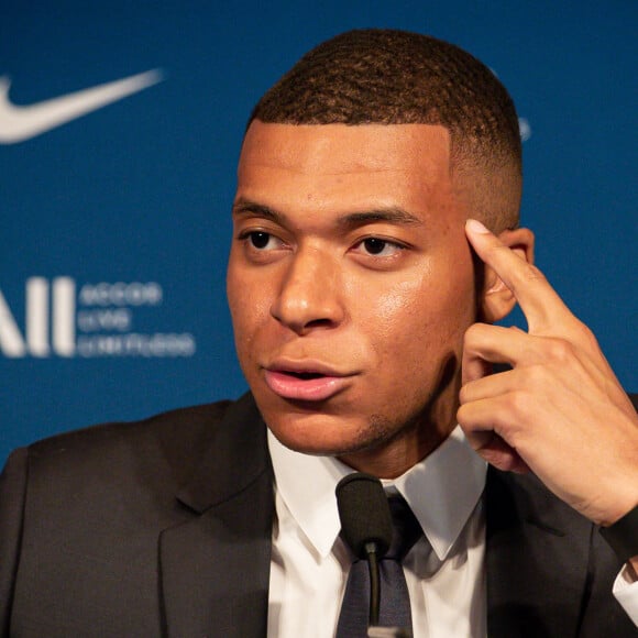Kylian Mbappé lors d'une conférence de presse suite au renouvellement de son contrat au Paris Saint-Germain jusqu'en 2025, au Parc des Princes à Paris, France, le 23 mai 2022. © Aurelien Morissard/Panoramic/Bestimage