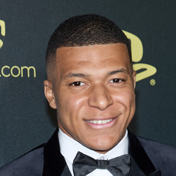 La promesse de Kylian Mbappé au PSG
 
Kylian Mbappé - Photocall de la 66ème cérémonie du Ballon d'Or au Théâtre du Chatelet à Paris. © Cyril Moreau/Bestimage