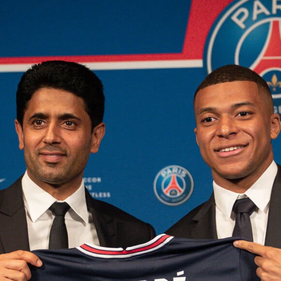 Nasser al-Khelaïfi, président-directeur général du Paris Saint-Germain, et Kylian Mbappé lors d'une conférence de presse suite au renouvellement du contrat de l'attaquant au Paris Saint-Germain jusqu'en 2025, au Parc des Princes à Paris, France, le 23 mai 2022. © Aurelien Morissard/Panoramic/Bestimage  Kylian Mbappe of PSG during a press conference following the renewal of his contract at Paris Saint-Germain until 2025, at Parc des Princes stadium in Paris, France, on May 23, 2022. 