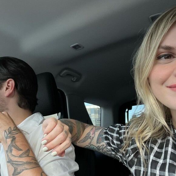 Peu de temps après avoir annoncé son divorce avec Alex Peyrat, Coeur de Pirate s'était effectivement affichée avec la chanteuse trans, Laura Jane Grace.
Coeur de Pirate et son chéri Marc Flynn sur Instagram. Le 20 août 2022.