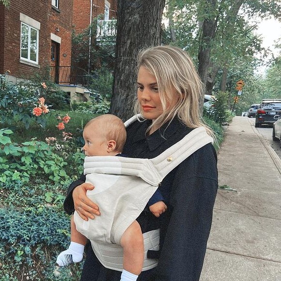 Voilà qui la lie, à vie, à son ex-mari. Mais il y a une personne, en revanche, dont elle ne veut plus entendre parler.
Coeur de Pirate et son fils Arlo.